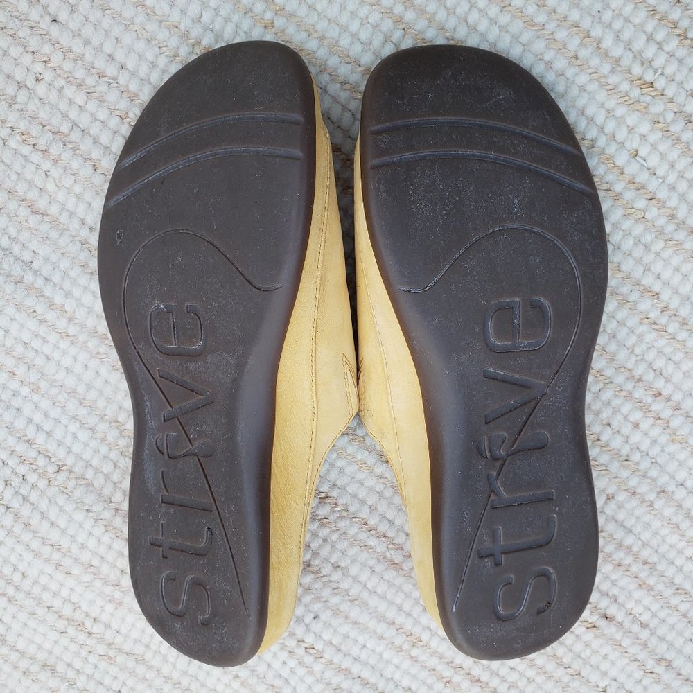 Strive 'Capri' leather toe-loop sandal in amber - size 38/7.5 - Picture 2 of 5
